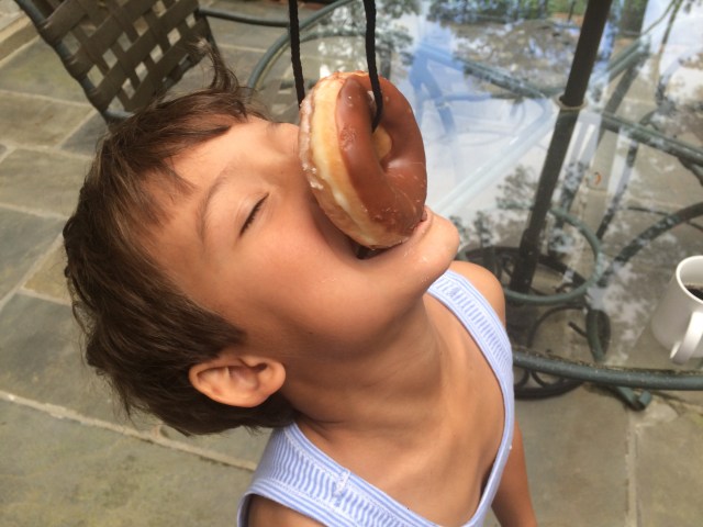 bobing对甜甜圈是一个有趣的事 与孩子们做夏