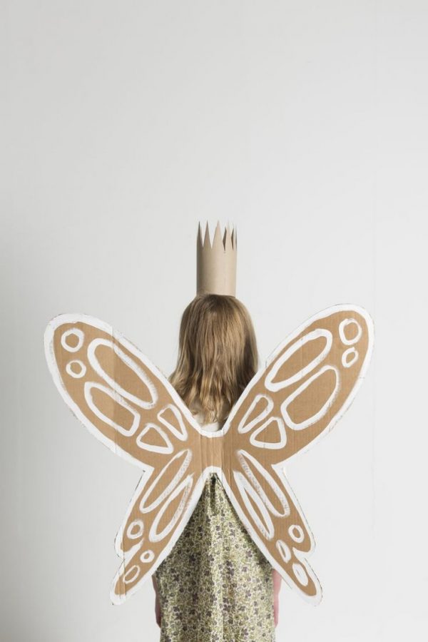 仙翼由纸板盒制作 由小女孩穿万圣节