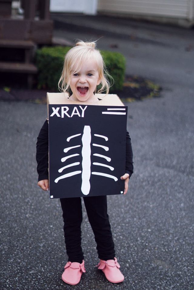 小女孩穿戴X光盒装饰万圣节