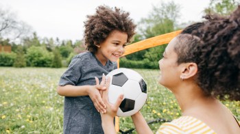 小男孩和妈妈打足球故事 关于儿童占星符号和他们最喜爱活动