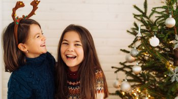 两位女孩欢笑 Christmas笑话、Santa笑话、精灵笑话和雪人笑话