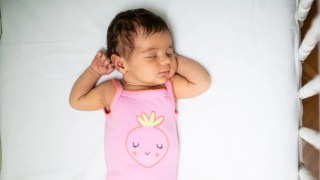 女婴入眠时睡在摇篮里为婴儿入睡指南