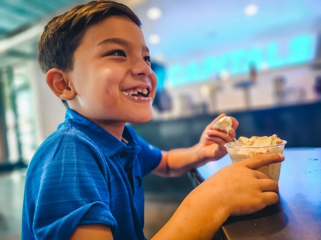 孩子们在俄克拉荷马市吃冰淇淋