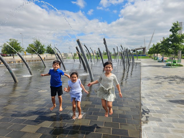 孩子们在俄克拉荷马市喷泉玩
