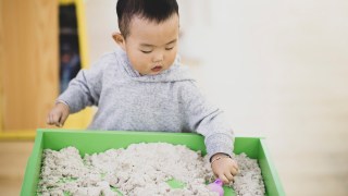 小男孩玩沙子故事 关于幼儿和婴儿感知活动