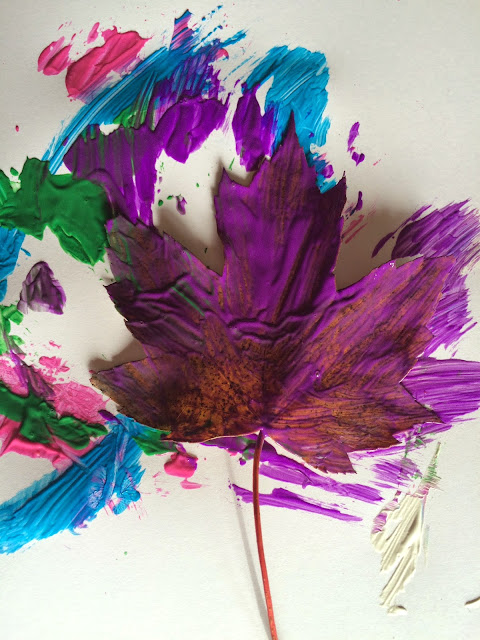 抽象叶子艺术为孩子们提供趣味瀑布