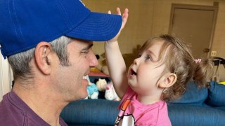 Andy Cohen带女儿