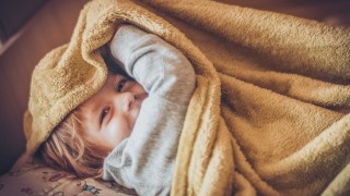 小孩包在毯子里是因为像卷饼一样包你小孩 是最好的感官动作之一 平息孩子们睡前