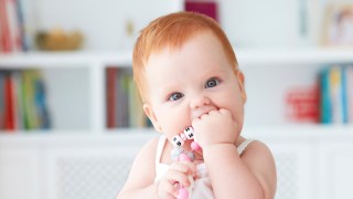 婴儿边吃牙刷边写故事 关于牙尖