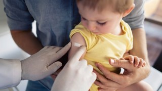婴儿在接种像新RSSV疫苗
