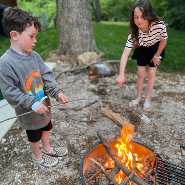 孩子们在Cudestone夏令营度假村的营火上制作'moreslodi