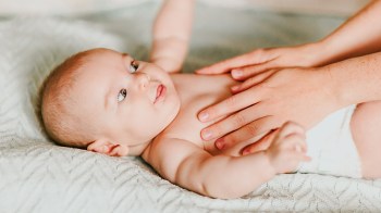 婴儿从他们的妈妈那里接受婴儿按摩 看上去像他们真的爱它