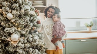 a mum和Bebby依存于 Christmas树上 关于Beb的第一个节日故事