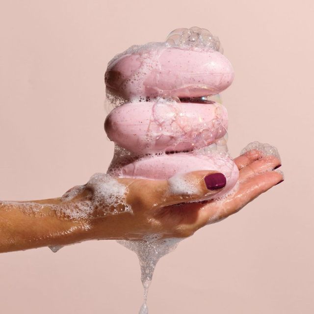 手握三片粉红色肥皂
